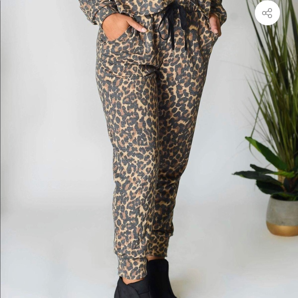 Le Lis Leopard Jogger Pant Size small
